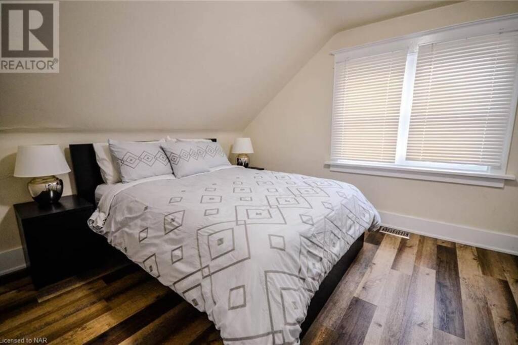 Cozy 3 Bedroom Downtown Cottage With Complimentary Breakfast Delivered Daily To The Rental Niagara Falls Eksteriør billede